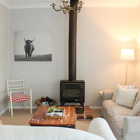 Holiday home The Little White - Country Elegance Near Cbd