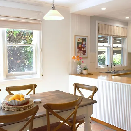 The Little White - Country Elegance Near Cbd
