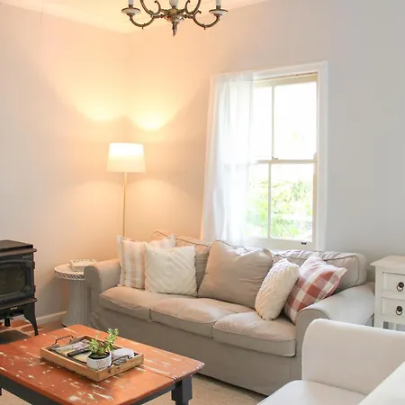 Holiday home The Little White - Country Elegance Near Cbd