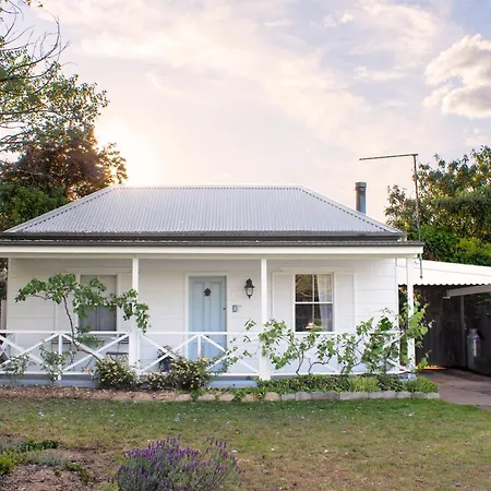 Holiday home The Little White - Country Elegance Near Cbd *