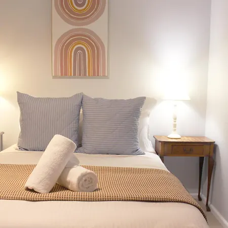 The Little White - Country Elegance Near Cbd Holiday home
