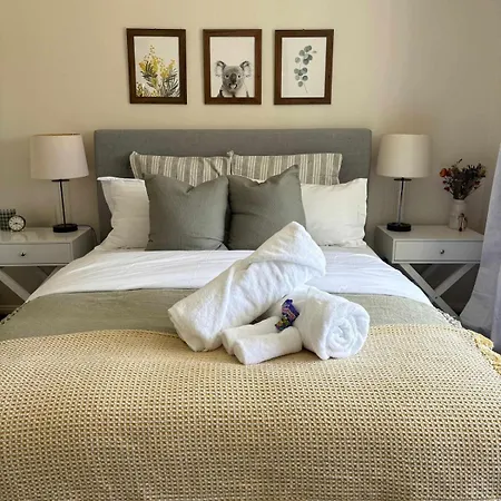 Frog Hill 8 Bedroom Luxe Rural Retreat Near Town With 2 Holiday home