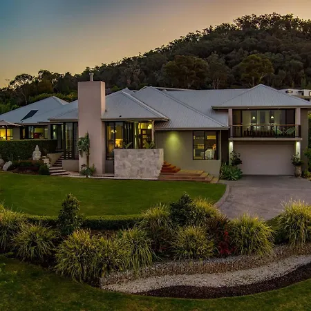 Red Lotus - A Grand Valley Views Escape Holiday home Mudgee