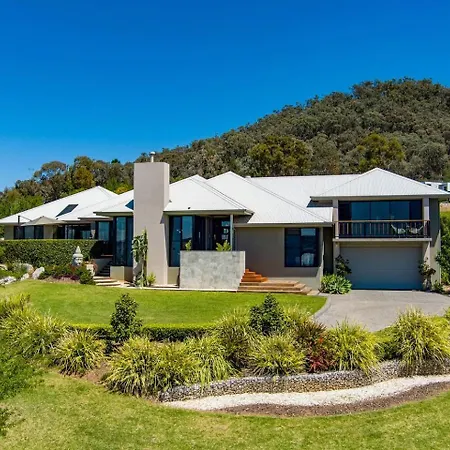 Red Lotus - A Grand Valley Views Escape Holiday home *