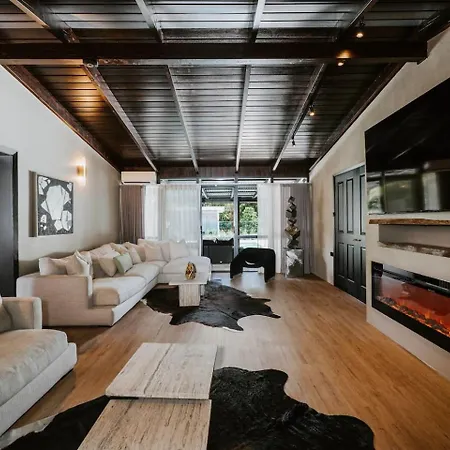Moonlight At - Chic Soirees & Private Cinema Holiday home Mudgee