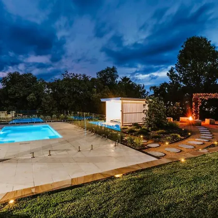 Moonlight At - Chic Soirees & Private Cinema Holiday home *