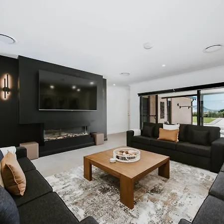Holiday home House - Grand Serenity For Gather & Play *