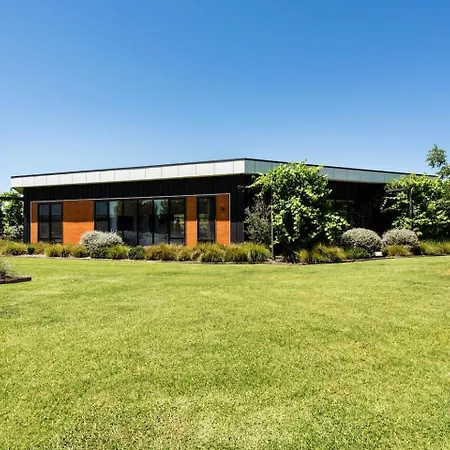 Holiday home The Wine Manor - Lavish Poolside Living
