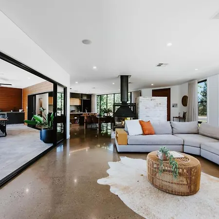 The Wine Manor - Lavish Poolside Living *