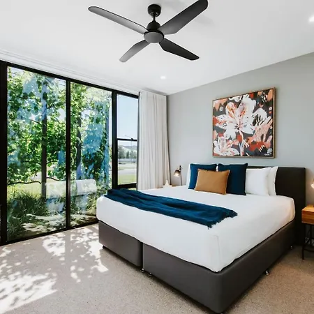 Holiday home The Wine Manor - Lavish Poolside Living