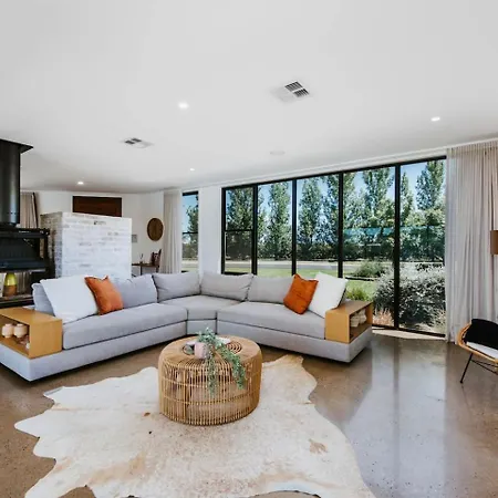 Holiday home The Wine Manor - Lavish Poolside Living *