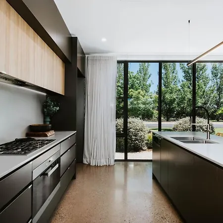 Holiday home The Wine Manor - Lavish Poolside Living Mudgee