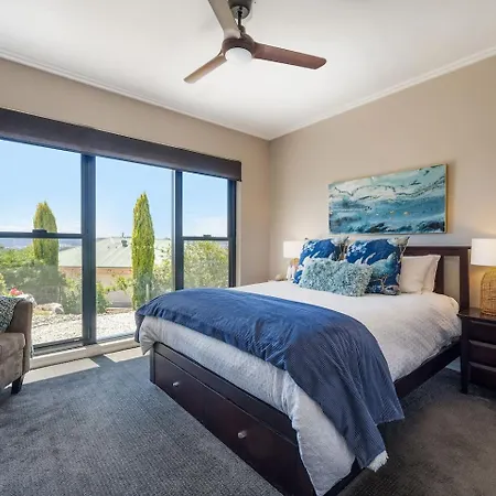 Red Lotus - A Grand Valley Views Escape Holiday home *