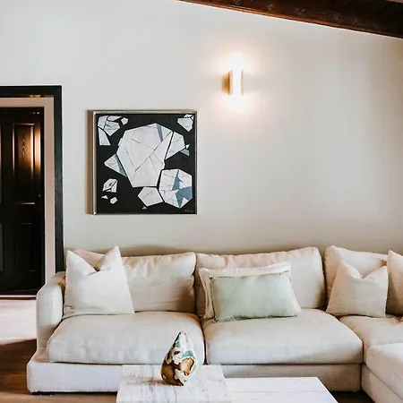 Moonlight At - Chic Soirees & Private Cinema Holiday home *