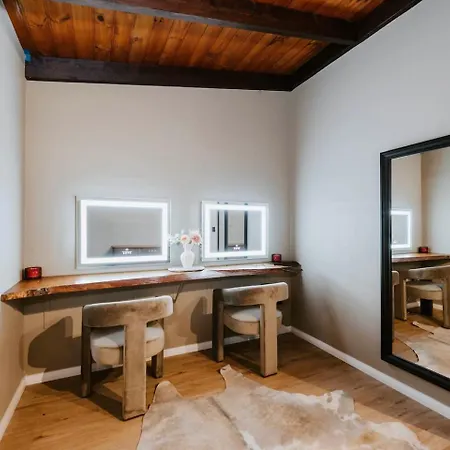 Moonlight At - Chic Soirees & Private Cinema Holiday home Mudgee