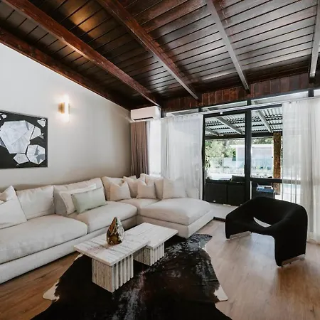 Moonlight At - Chic Soirees & Private Cinema Holiday home *