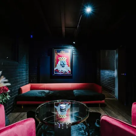 Moonlight At - Chic Soirees & Private Cinema Holiday home *