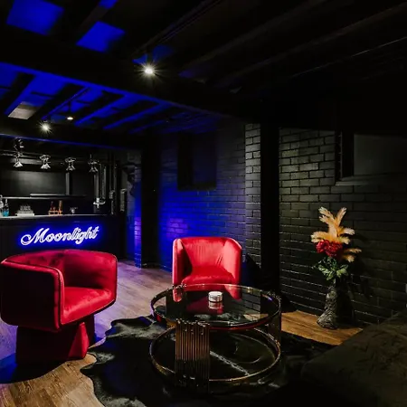 Moonlight At - Chic Soirees & Private Cinema Holiday home Mudgee