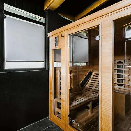 Moonlight At - Chic Soirees & Private Cinema Holiday home *