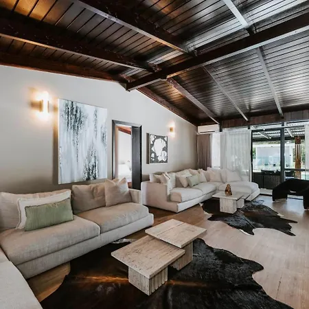 Moonlight At - Chic Soirees & Private Cinema Holiday home