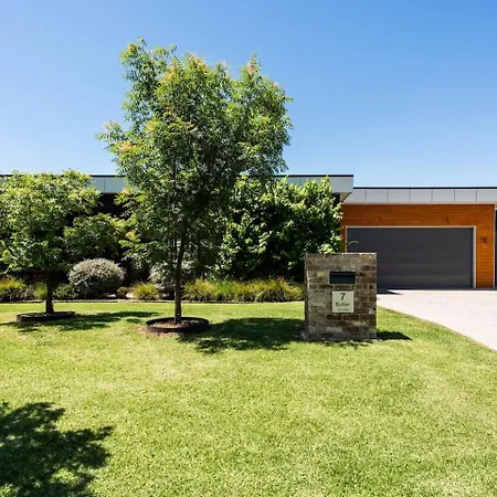 The Wine Manor - Lavish Poolside Living Mudgee