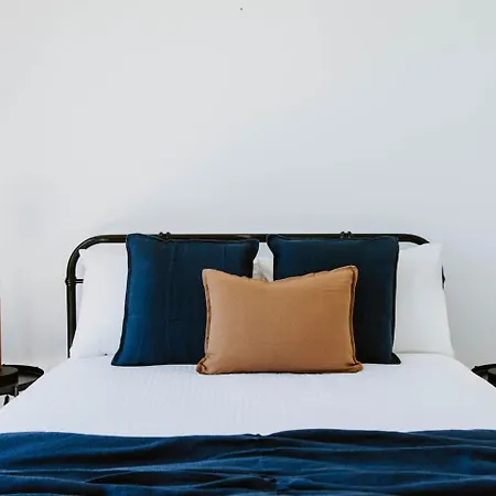 The Wine Manor - Lavish Poolside Living Holiday home Mudgee