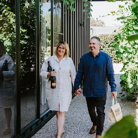 Holiday home The Wine Manor - Lavish Poolside Living Mudgee