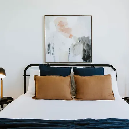 The Wine Manor - Lavish Poolside Living Holiday home Mudgee