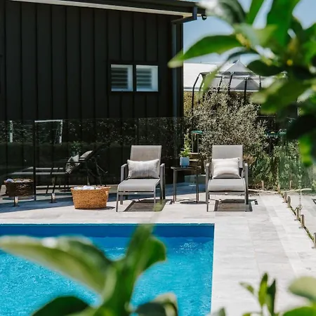 Holiday home The Wine Manor - Lavish Poolside Living *