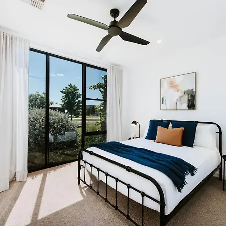 Holiday home The Wine Manor - Lavish Poolside Living