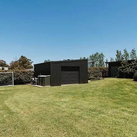 The Wine Manor - Lavish Poolside Living Holiday home Mudgee