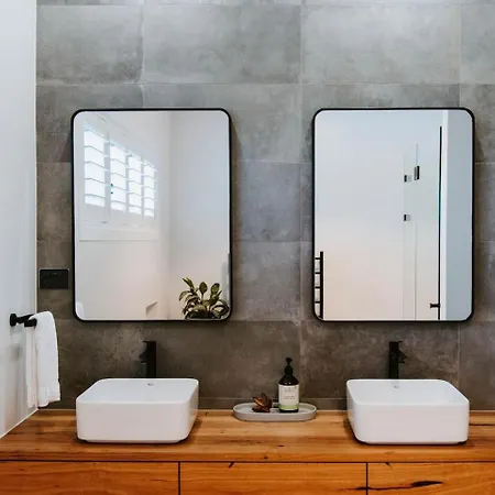 Holiday home The Wine Manor - Lavish Poolside Living Mudgee