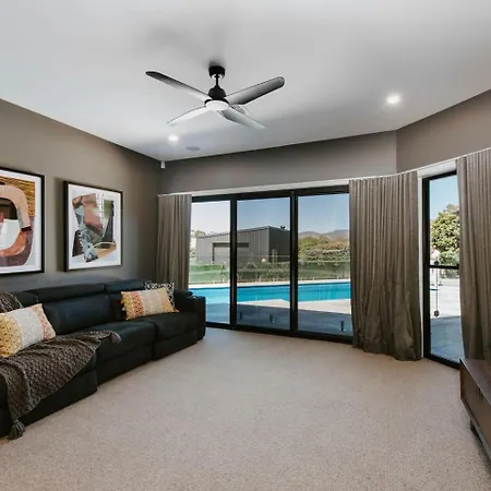 Holiday home The Wine Manor - Lavish Poolside Living *