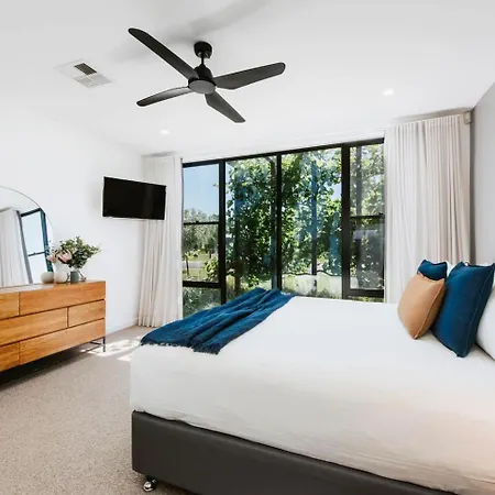 Holiday home The Wine Manor - Lavish Poolside Living *