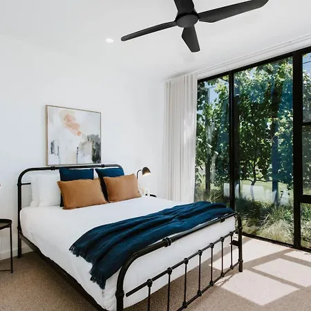The Wine Manor - Lavish Poolside Living Mudgee