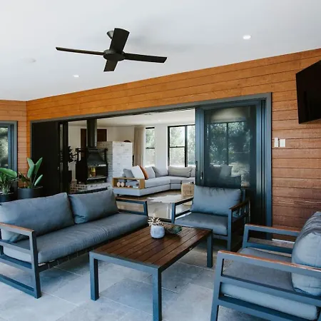 Holiday home The Wine Manor - Lavish Poolside Living Mudgee