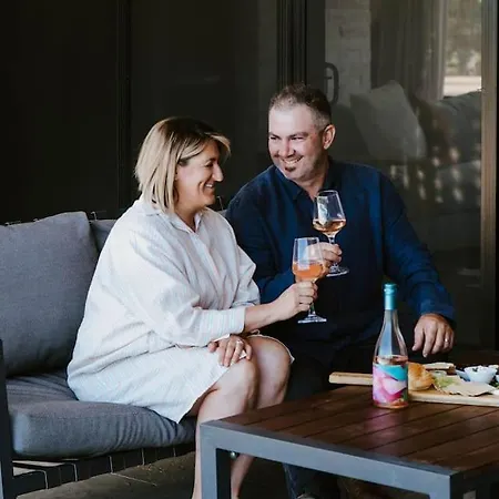 The Wine Manor - Lavish Poolside Living Mudgee