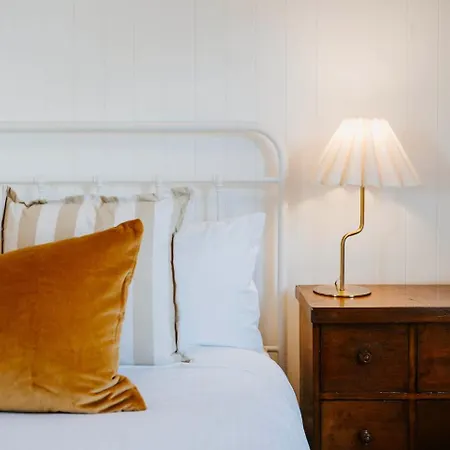 Mygoura - Charming Country Living In Town Holiday home *