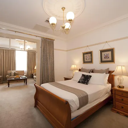 Cobb & Co Court Boutique 4*