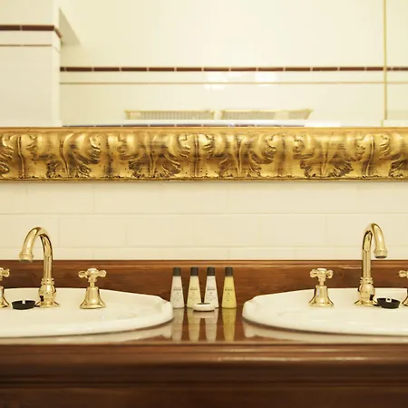 Cobb & Co Court Boutique