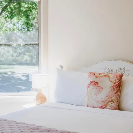 Allambie - Poolside Elegance In Countryside Holiday home *