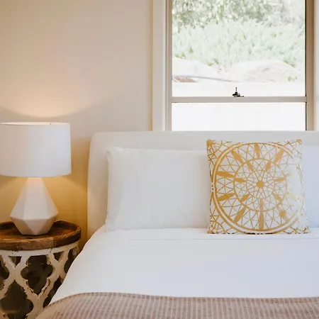 Allambie - Poolside Elegance In Countryside