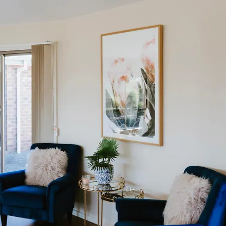 Allambie - Poolside Elegance In Countryside Holiday home