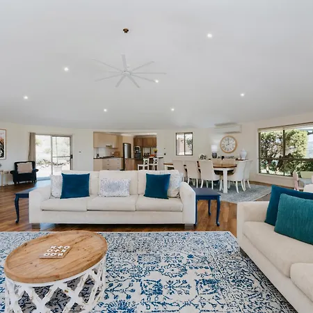 Allambie - Poolside Elegance In Countryside