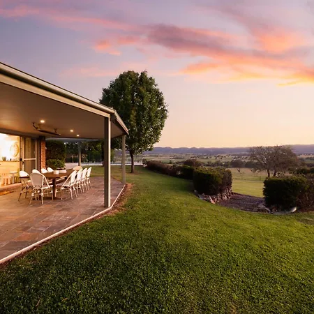 Allambie - Poolside Elegance In Countryside Holiday home