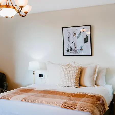 The Warehouse - Heritage Elegance In Holiday home Mudgee