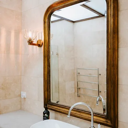 The Warehouse - Heritage Elegance In Holiday home