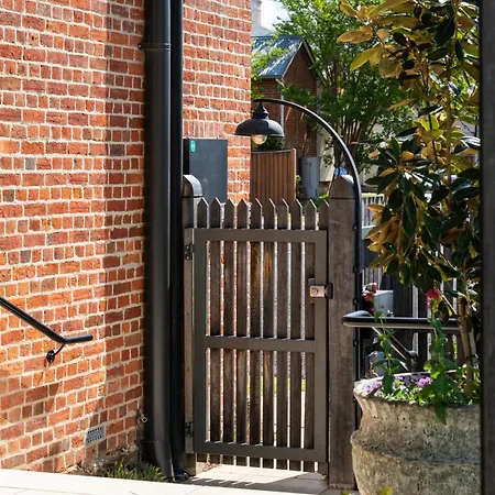 The Warehouse - Heritage Elegance In Holiday home