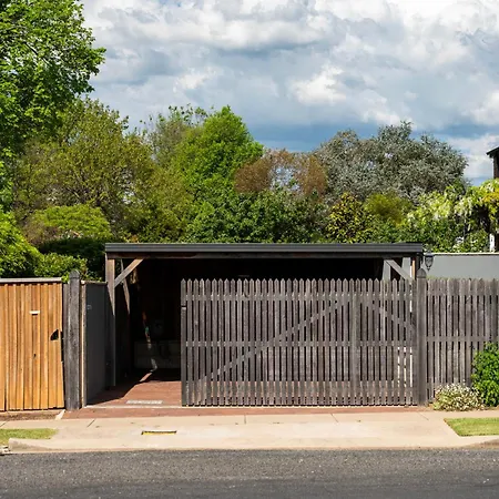 The Warehouse - Heritage Elegance In Holiday home