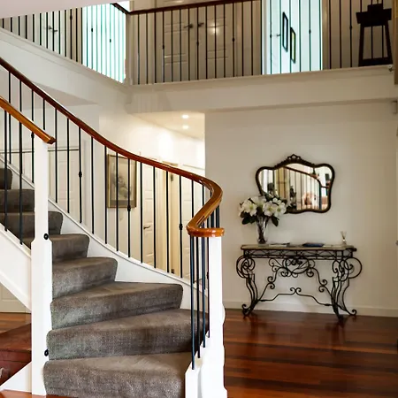 Country Grandeur At Elegant Group Getaway